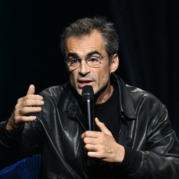Raphaël Enthoven lors de la soirée hommage "7 octobre - 2 ans après" en mémoire des victimes du 7 octobre et en soutien aux otages du Hamas à la salle Pleyel à Paris le 5 octobre 2025.

© Lionel Urman / Bestimage