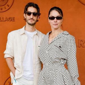 Pierre Niney et sa compagne Natasha Andrews au village lors des Internationaux de France de Tennis de Roland Garros 2025, à Paris, France, le 8 juin 2025. © Cyril Moreau/Bestimage