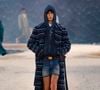 portaient ainsi d'impeccables costumes coupés au cordeau et une proposition streetwear de haute volée : jeans aux volumes d'une grande justesse, bermudas estivaux et baskets à la semelle très fine.

Défilé de mode Louis Vuitton Prêt à Porter Collection Homme Printemps/Été 2027 lors de la Fashion Week de Paris, à la Cité Internationale Universitaire de Paris, France, le 23 juin 2026. © Bestimage