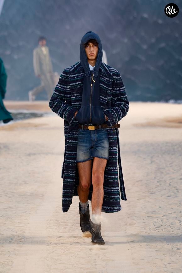 portaient ainsi d'impeccables costumes coupés au cordeau et une proposition streetwear de haute volée : jeans aux volumes d'une grande justesse, bermudas estivaux et baskets à la semelle très fine.

Défilé de mode Louis Vuitton Prêt à Porter Collection Homme Printemps/Été 2027 lors de la Fashion Week de Paris, à la Cité Internationale Universitaire de Paris, France, le 23 juin 2026. © Bestimage