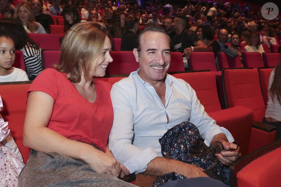 Très critique envers les smartphones, il les qualifie de "verrues" pour le quotidien.

Exclusif - Nathalie Pechalat et son mari Jean Dujardin - People à la représentation exceptionnelle du spectacle musical "Sur la route Enchantée" de Chantal Goya au Palais des Congrès de la Porte Maillot à Paris - © Jack Tribeca / Bestimage