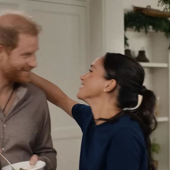 Sa longue chevelure rousse attire particulièrement l’attention.

Meghan Markle donne officiellement le coup d'envoi des vacances. Netflix a dévoilé la première bande-annonce de With Love, Meghan : Holiday Celebration, l'émission spéciale de la duchesse de Sussex qui sera diffusée sur le géant du streaming. Netflix / Backgrid UK / Bestimage