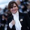 Juliette Binoche soutenue par sa fille Hannah, dont le père est Benoît Magimel : loin de la France, elle dit au revoir à un être cher