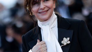 Juliette Binoche soutenue par sa fille Hannah, dont le père est Benoît Magimel : loin de la France, elle dit au revoir à un être cher