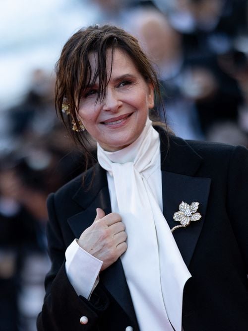 Juliette Binoche soutenue par sa fille Hannah, dont le père est Benoît Magimel : loin de la France, elle dit au revoir à un être cher