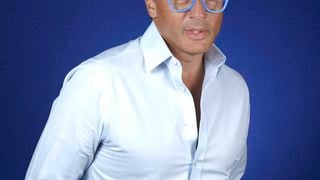 "Elle mesure 1,48 m et est solide comme un roc" : Julien Cohen, cette autre femme de sa vie, rescapée de l'enfer, l’inspire dans The Island