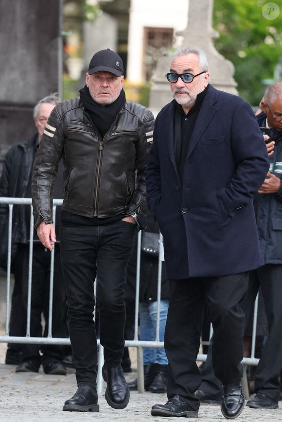De nombreuses personnalités, dont les Grosses Têtes, étaient présentes.

Laurent Baffie, Antoine Duléry - Obsèques d'Isabelle Mergault à la Coupole du Père-Lachaise à Paris le 30 mars 2026. © Cyril Moreau - Dominique Jacovides / Bestimage