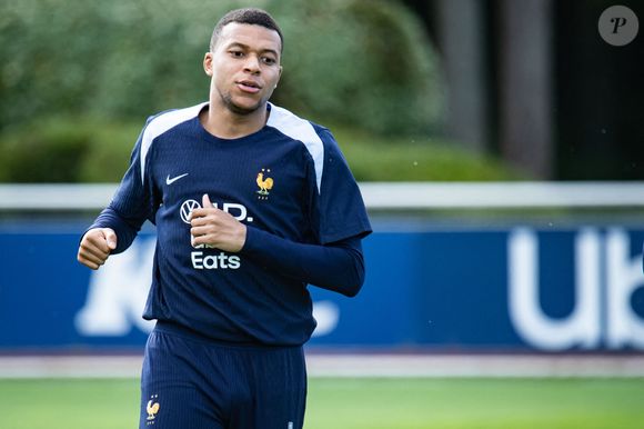 Kylian Mbappé lors de l'entraînement des joueurs de l'équipe de France de football au centre de formation et centre National du Football de Clairefontaine-en-Yvelines, France, le 2 juin 2025. © Baptiste Autissier/Psnewz/Bestimage