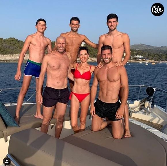 S'il affirme porter son célèbre patronyme avec une immense fierté, il reconnaît que cette filiation a pu être un frein en l'exposant à de vives critiques au début de sa carrière.

Zinédine Zidane pose avec sa femme Véronique et leurs quatre fils, Elyaz, Enzo, Théo et Luca au cours de vacances en famille à Ibiza. Instagram, le 5 juillet 2019.