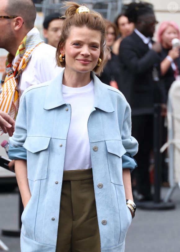 "Un truc de vieilles", selon ses propos.

Mélanie Thierry -  Les célébrités au défilé AMI "Collection Homme Prêt-à-Porter Printemps/Eté 2026" lors de la Fashion Week de Paris, le 25 juin 2025
© Denis Guignebourg / Bestimage