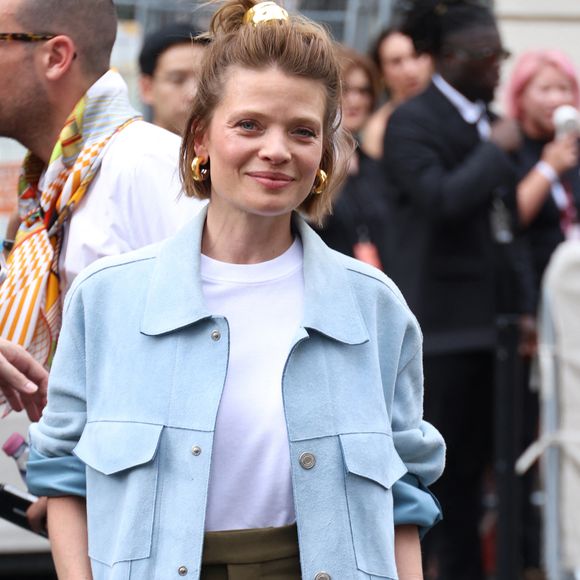 "Un truc de vieilles", selon ses propos.

Mélanie Thierry -  Les célébrités au défilé AMI "Collection Homme Prêt-à-Porter Printemps/Eté 2026" lors de la Fashion Week de Paris, le 25 juin 2025
© Denis Guignebourg / Bestimage