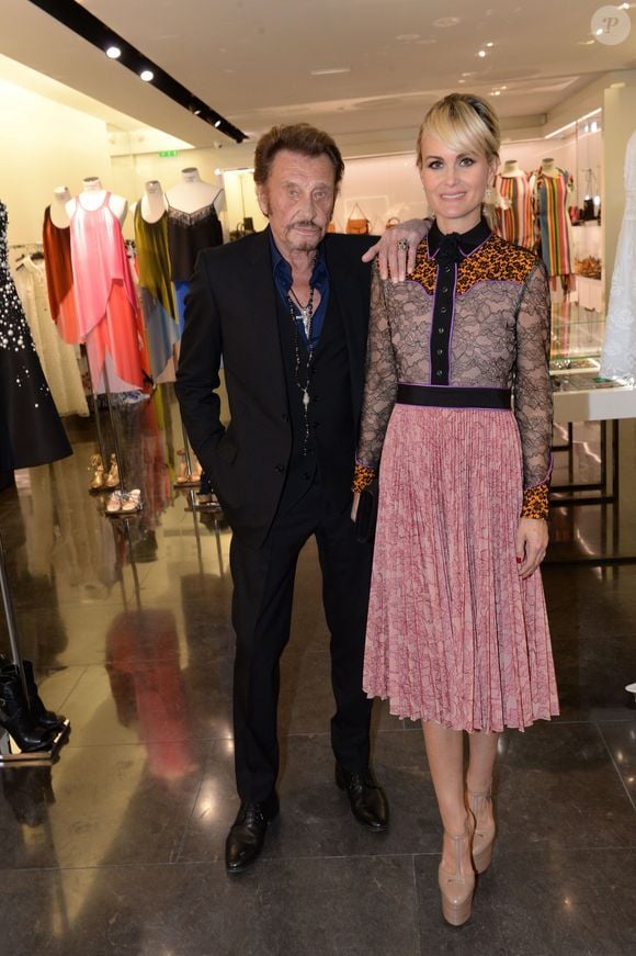 Exclusif - Johnny Hallyday et sa femme Laeticia Hallyday - Le joaillier Aaron Jah Stone et l'artiste Kongo ont présenté une nouvelle collection qui allie Street Art et Joaillerie chez Montaigne Market à Paris le 4 mars 2016. © RACHID BELLAK / BESTIMAGE