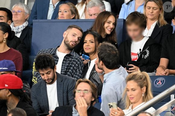 Natalie Portman et son fils Aleph, Christina Milian et son mari M. Pokora (Matt Pokora), Kamel Isker, Alexis Michalik - Célébrités dans les tribunes lors du match de qualification pour la Coupe du Monde 2026 entre la France et l'Islande (2-1) au Parc des Princes à Paris le 9 septembre 2025. © Lionel Urman/Bestimage