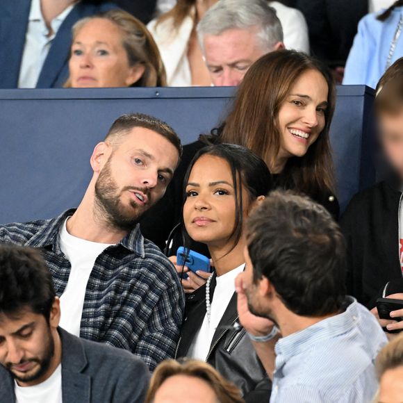 Natalie Portman et son fils Aleph, Christina Milian et son mari M. Pokora (Matt Pokora), Kamel Isker, Alexis Michalik - Célébrités dans les tribunes lors du match de qualification pour la Coupe du Monde 2026 entre la France et l'Islande (2-1) au Parc des Princes à Paris le 9 septembre 2025. © Lionel Urman/Bestimage