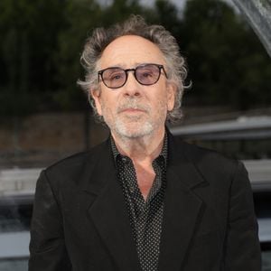 Tim Burton - Première de la partie 1 de la saison 2 de la série "Mercredi" à l'occasion de l' inauguration du Beach Club à Paris le 31 juillet 2025. © Coadic Guirec/Bestimage