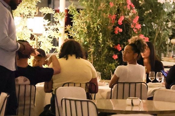 Paris, FRANCE Le footballeur français Kylian Mbappé passe la soirée avec des amis et deux mystérieuses femmes au restaurant Loulou à Paris. La star du football est restée dehors de 21 heures à 1 heure du matin !