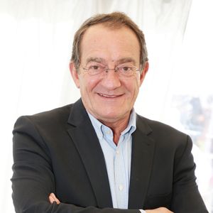 Exclusif - Jean-Pierre Pernaut reçoit le Prix Saint-Roch (Saint Patron des antiquaires) lors de la 96ème édition de la foire de Chatou (la plus célèbre et ancienne foire à la brocante de France) en France. 
© Denis Guignebourg/Bestimage