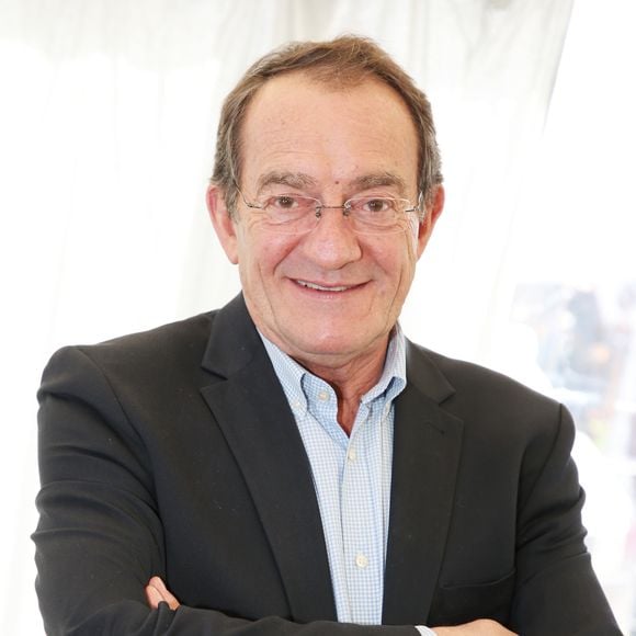 Exclusif - Jean-Pierre Pernaut reçoit le Prix Saint-Roch (Saint Patron des antiquaires) lors de la 96ème édition de la foire de Chatou (la plus célèbre et ancienne foire à la brocante de France) en France. 
© Denis Guignebourg/Bestimage