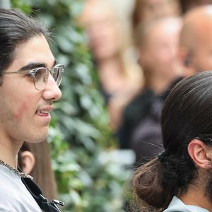 Nelson Angelil et Eddy Angelil, les fils de Céline Dion, arrivent avec leur mère à leur hôtel à Paris, vendredi 28 août 2026, alors que la star prévoit de donner une série de 16 concerts en France, après plus de six années loin de la scène.

CYRIL MOREAU / BESTIMAGE