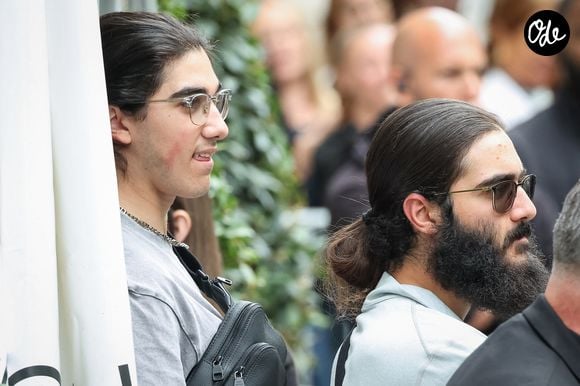 Nelson Angelil et Eddy Angelil, les fils de Céline Dion, arrivent avec leur mère à leur hôtel à Paris, vendredi 28 août 2026, alors que la star prévoit de donner une série de 16 concerts en France, après plus de six années loin de la scène.

CYRIL MOREAU / BESTIMAGE