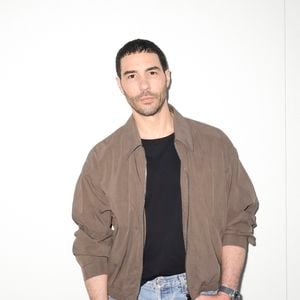 Exclusif - Tahar Rahim en backstage de l'émission "C à vous" lors du 78ème Festival International du Film de Cannes le 20 mai 2025. © Jack Tribeca / Bestimage