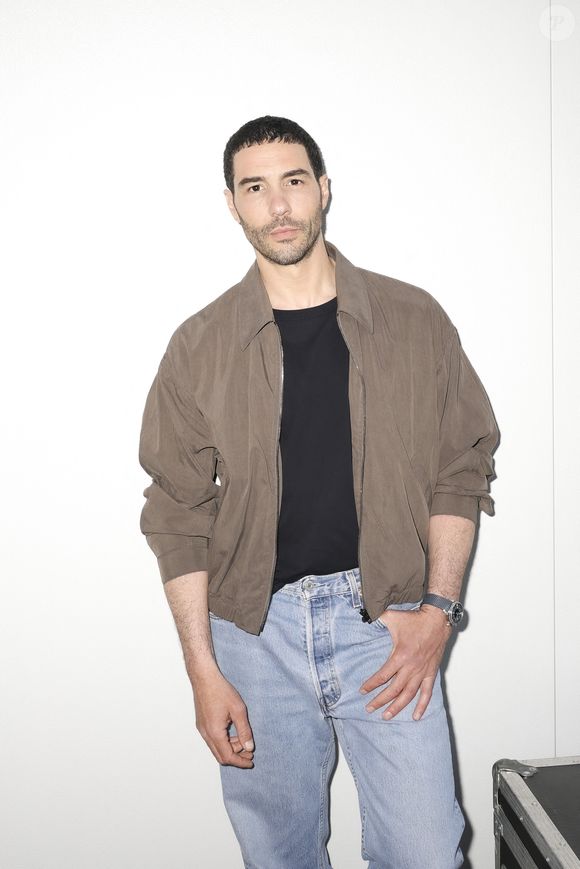 Exclusif - Tahar Rahim en backstage de l'émission "C à vous" lors du 78ème Festival International du Film de Cannes le 20 mai 2025. © Jack Tribeca / Bestimage