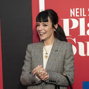 Lily Allen au photocall de la première de la pièce "Plaza Suite" de N.Simon au théâtre Hudson de New York City, New York, Etats-Unis, le 28 mars 2022. 
PacificPressAgency / Bestimage
