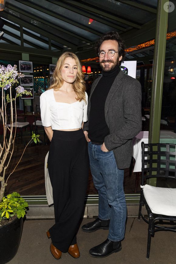 Lison Daniel et son compagnon posent lors de la remise du prix littéraire "La Closerie des Lilas" à la Closerie des Lilas à Paris, le 18 avril 2023 © Pierre Perusseau/Bestimage