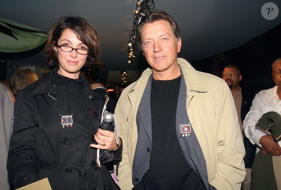 L'actrice française Zabou Breitman et l'acteur Bernard Giraudeau à la soirée d'ouverture du Village de l'Afrique du Sud dans les jardins du Trocadéro à Paris, France, le 23 septembre 2004, dans le cadre de la Journée du patrimoine sud-africain. Photo par Benoit Pinguet/ABACA.