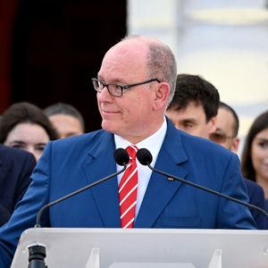 Le samedi 19 juillet, le Prince de Monaco a fêté ses 20 ans de règne en compagnie de ses proches.

Le prince Albert II de Monaco à la célébration des 20 ans de règne d'Albert II de Monaco sur la place du Palais à Monaco, le 19 juillet 2025. 

Photo : Bruno Bebert / Bestimage