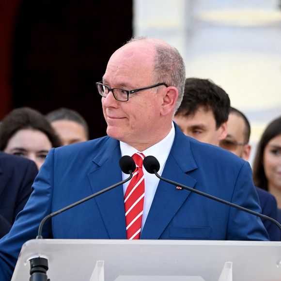 Le samedi 19 juillet, le Prince de Monaco a fêté ses 20 ans de règne en compagnie de ses proches.

Le prince Albert II de Monaco à la célébration des 20 ans de règne d'Albert II de Monaco sur la place du Palais à Monaco, le 19 juillet 2025. 

Photo : Bruno Bebert / Bestimage
