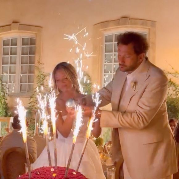 Samedi 18 avril, elle a partagé sa tenue sur Instagram.
Exclusif- Mariage d'Eric Antoine et Gennifer Demey à Aix-en-Provence le 30 août 2025. 
© Agence / Bestimage