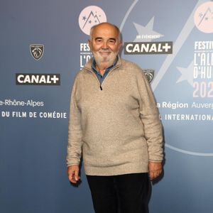 Gérard Jugnot - Tapis rouge lors du 29ème Festival International du Film de Comédie de l'Alpe d'Huez le 20 Janvier 2026. © Dominique Jacovides/Bestimage