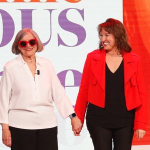 Exclusif - Anne Roumanoff et sa mère Colette lors de l'enregistrement de l'émission "Famille je vous aime" présentée par M. Drucker et qui sera diffusée le 13 juin 2025 sur France 3, aux Studios rive gauche à Paris, France, le 14 avril 2025. © Clovis-Gaffiot/Bestimage