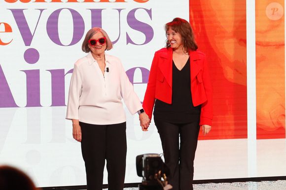 Exclusif - Anne Roumanoff et sa mère Colette lors de l'enregistrement de l'émission "Famille je vous aime" présentée par M. Drucker et qui sera diffusée le 13 juin 2025 sur France 3, aux Studios rive gauche à Paris, France, le 14 avril 2025. © Clovis-Gaffiot/Bestimage
