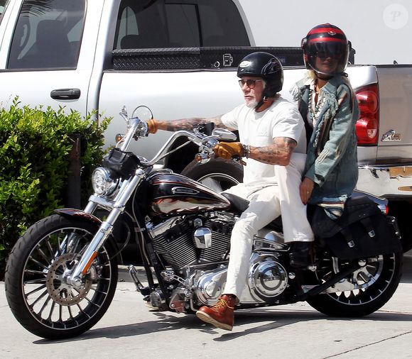 Exclusif - Laeticia Hallyday fait une grande virée sur les Harley-Davidson de Johnny avec Pierre Billon, Philippe Fatien et Fabrice Le Ruyet (mari d’Anne Marcassus) à Los Angeles le 28 septembre 2018.
Après un road trip en mémoire de celui fait avec Johnny en septembre 2016, Pierre Billon, Philippe Fatien et Fabrice Le Ruyet (mari d’Anne Marcassus) ont rejoint Laeticia à son domicile de Pacific Palissades.
Les riders sont allés chez Heroes Motors à West Hollywood puis dans le quartier de Fairfax à la boutique Supreme LA avant un déjeuner tardif dans le Grand Central Market au restaurant restaurant Thaïlandais : The Sticky Rice (Pour infos voir vendeurs)

Broadimage / Bestimage