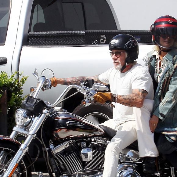 Exclusif - Laeticia Hallyday fait une grande virée sur les Harley-Davidson de Johnny avec Pierre Billon, Philippe Fatien et Fabrice Le Ruyet (mari d’Anne Marcassus) à Los Angeles le 28 septembre 2018.
Après un road trip en mémoire de celui fait avec Johnny en septembre 2016, Pierre Billon, Philippe Fatien et Fabrice Le Ruyet (mari d’Anne Marcassus) ont rejoint Laeticia à son domicile de Pacific Palissades.
Les riders sont allés chez Heroes Motors à West Hollywood puis dans le quartier de Fairfax à la boutique Supreme LA avant un déjeuner tardif dans le Grand Central Market au restaurant restaurant Thaïlandais : The Sticky Rice (Pour infos voir vendeurs)

Broadimage / Bestimage