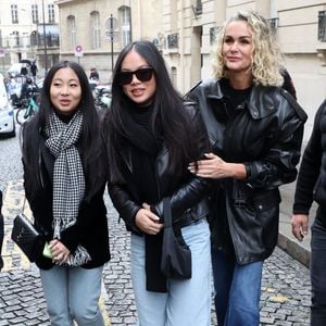 Jade, Joy et Laeticia Hallyday lors de l'inauguration d'une plaque commémorative en hommage à Johnny Hallyday devant l'immeuble où le chanteur français a grandi dans le 9ème arrondissement de Paris, France, le 22 décembre 2023. © Dominique Jacovides/Bestimage
