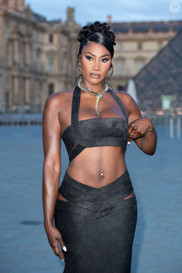Aya Nakamura, tout comme Ebony Cham, est l’incarnation d’une lutte contre un racisme qui persiste dans la culture populaire...

Photo d'archive datée du 26 septembre 2023 montrant Aya Nakamura participant au photocall Lancome X Louvre dans le cadre de la semaine de la mode à Paris, France. Photo par Aurore Marechal/ABACAPRESS.COM