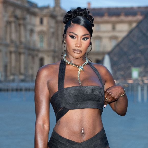 Aya Nakamura, tout comme Ebony Cham, est l’incarnation d’une lutte contre un racisme qui persiste dans la culture populaire...

Photo d'archive datée du 26 septembre 2023 montrant Aya Nakamura participant au photocall Lancome X Louvre dans le cadre de la semaine de la mode à Paris, France. Photo par Aurore Marechal/ABACAPRESS.COM