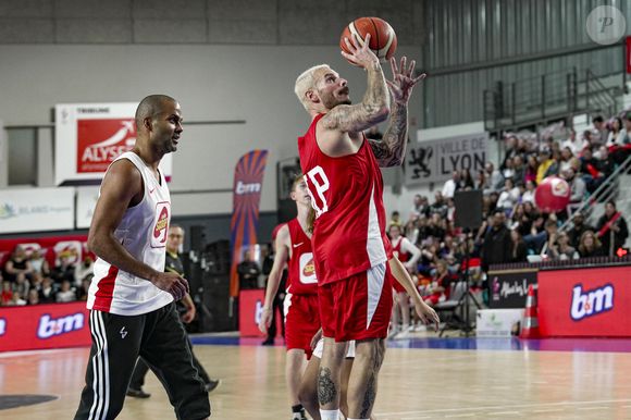 Tony Parker et Matt Pokora s’affrontent lors d’un match de basket par équipes dans le cadre d’une animation Radio Scoop au Gymnase Mado Bonnet à Lyon le 26 octobre 2023. © Panoramic / Bestimage