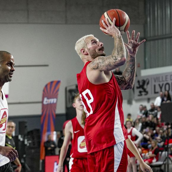Tony Parker et Matt Pokora s’affrontent lors d’un match de basket par équipes dans le cadre d’une animation Radio Scoop au Gymnase Mado Bonnet à Lyon le 26 octobre 2023. © Panoramic / Bestimage