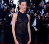 "Je souffre d'une grave blessure aux cordes vocales depuis une semaine, et j'espérais de tout cœur guérir à temps pour jouer à Budapest ce samedi" a-t-elle écrit dans sa story Instagram.

Charlotte Cardin lors de la montée des marches du film "La vie d’une femme", au 79ème Festival International du Film de Cannes, le 13 mai 2026. 

© Olivier Borde / Bestimage