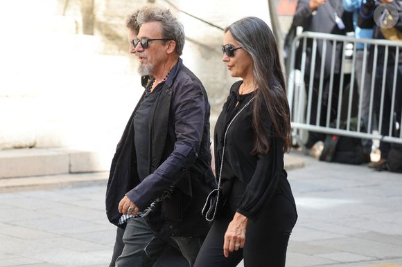 Florent Pagny et sa femme Azucena Caamaño - Arrivées aux obsèques de Thierry Ardisson en l’église Saint-Roch de Paris, France, le 17 juillet 2025. © Clovis-Jacovides/Bestimage