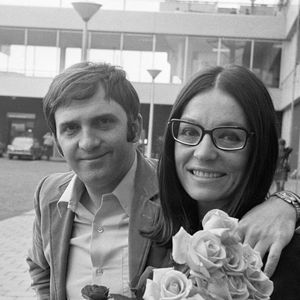 Dans les années 1960, en même temps qu'elle commençait sa carrière, la chanteuse a rencontré George Petsilas. Comme elle, il a longtemps fait la pluie et le beau temps sur la musique hellène.

Nana Mouskouri avec son mari George Petsilas à Schiphol, le 30 mai 1969. Photo par Imago/ABACAPRESS.COM
