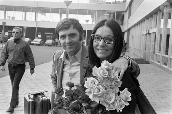 Dans les années 1960, en même temps qu'elle commençait sa carrière, la chanteuse a rencontré George Petsilas. Comme elle, il a longtemps fait la pluie et le beau temps sur la musique hellène.

Nana Mouskouri avec son mari George Petsilas à Schiphol, le 30 mai 1969. Photo par Imago/ABACAPRESS.COM