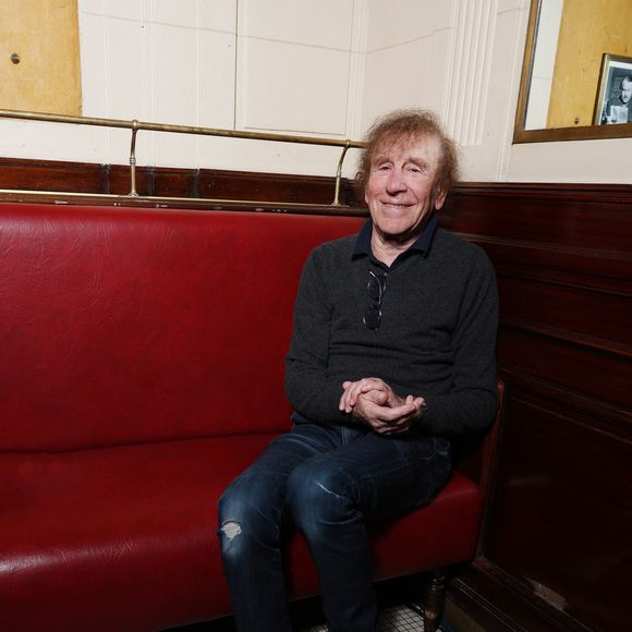 Mais cette petite commune a une particularité comme on l'apprend grâce à La Nouvelle République. "Alain Souchon vient de déclarer [en 2011, ndlr], 

Alain Souchon lors de la 90ème édition au café Les Deux Magots, pour la causerie "L'esprit rive gauche selon A.Souchon", le 25 septembre 2023 à Paris. G.Boley est le lauréat de cette année pour son livre "A ma soeur et unique" (Ed. Grasset). 
© Denis Guigenbourg / Bestimage