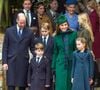 Comme à son habitude, Kate Middleton a fait sensation dans un magnifique manteau vert avec une jolie écharpe en tartan écossais. 

Princesse Beatrice, Edoardo Mapelli Mozzi, Sophie Rhys-Jones, duchesse d'Edimbourg, le prince Edward, duc d'Edimbourg, Savannah Phillips, Catherine (Kate) Middleton, princesse de Galles, Prince Louis, Princesse Charlotte, Prince George, Le prince William, prince de Galles