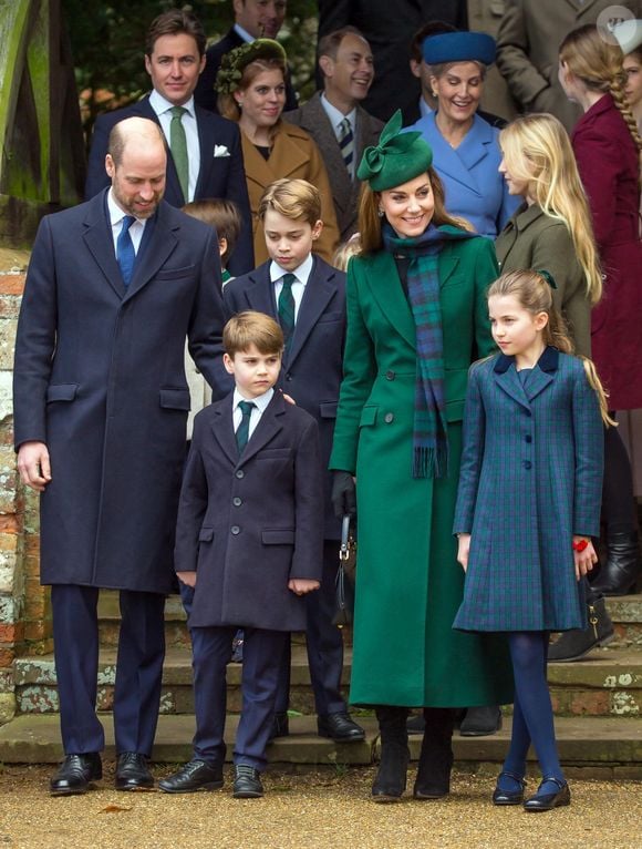 Comme à son habitude, Kate Middleton a fait sensation dans un magnifique manteau vert avec une jolie écharpe en tartan écossais. 

Princesse Beatrice, Edoardo Mapelli Mozzi, Sophie Rhys-Jones, duchesse d'Edimbourg, le prince Edward, duc d'Edimbourg, Savannah Phillips, Catherine (Kate) Middleton, princesse de Galles, Prince Louis, Princesse Charlotte, Prince George, Le prince William, prince de Galles