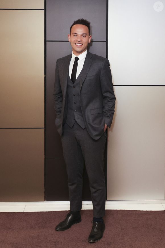 Mohamed Bouhafsi en backstage de l’émission "La grande soirée du 31 décembre de Paris" diffusée sur France 2 sur les Champs-Elysées à Paris, France, le 31 décembre 2024.  © Clovis-Tribeca/Bestimage